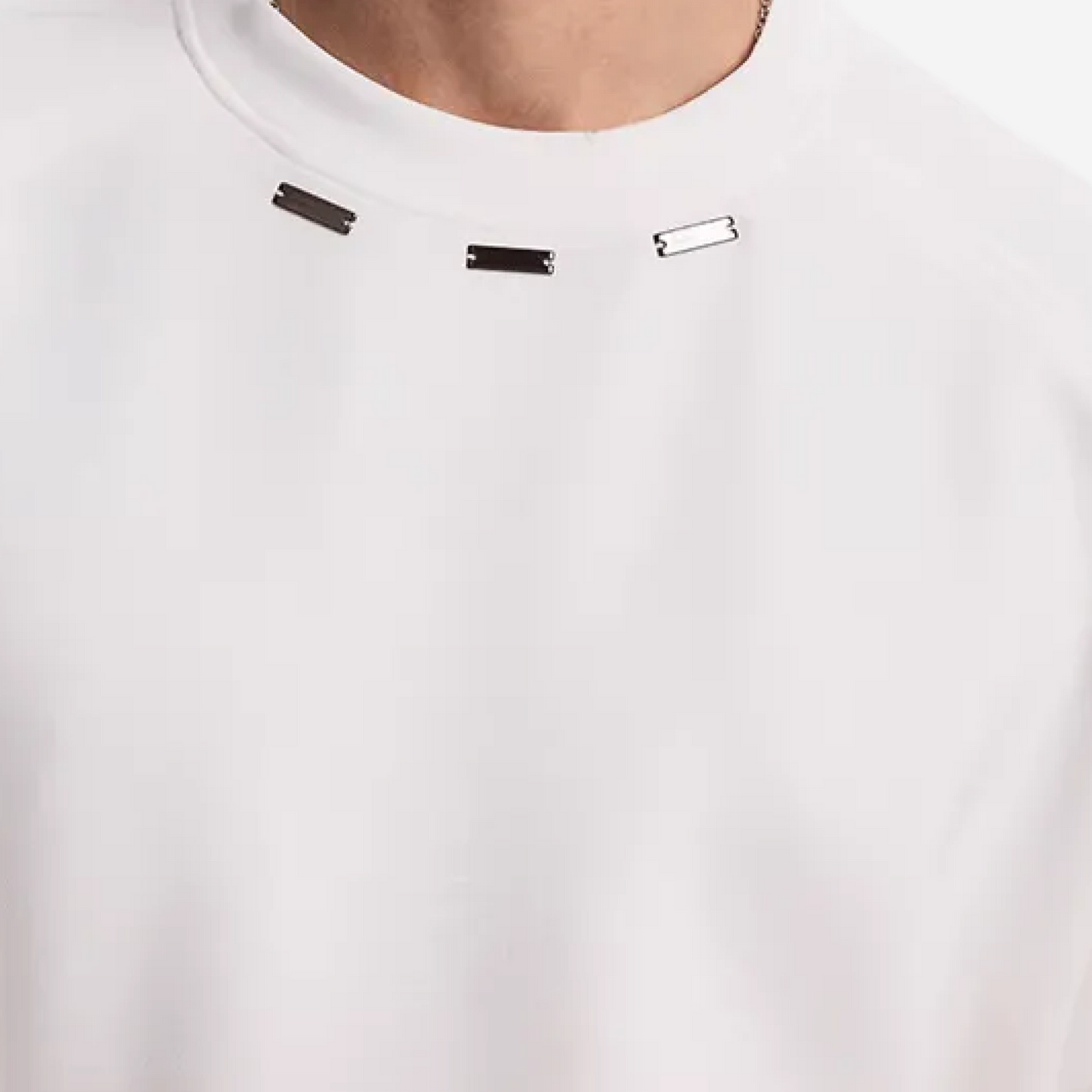 Футболка оверсайз с металлическими деталями - белая